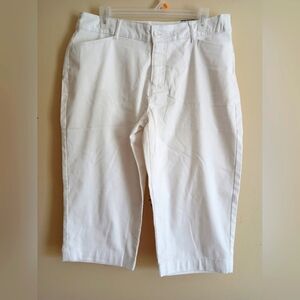St. John's Bay White Capris